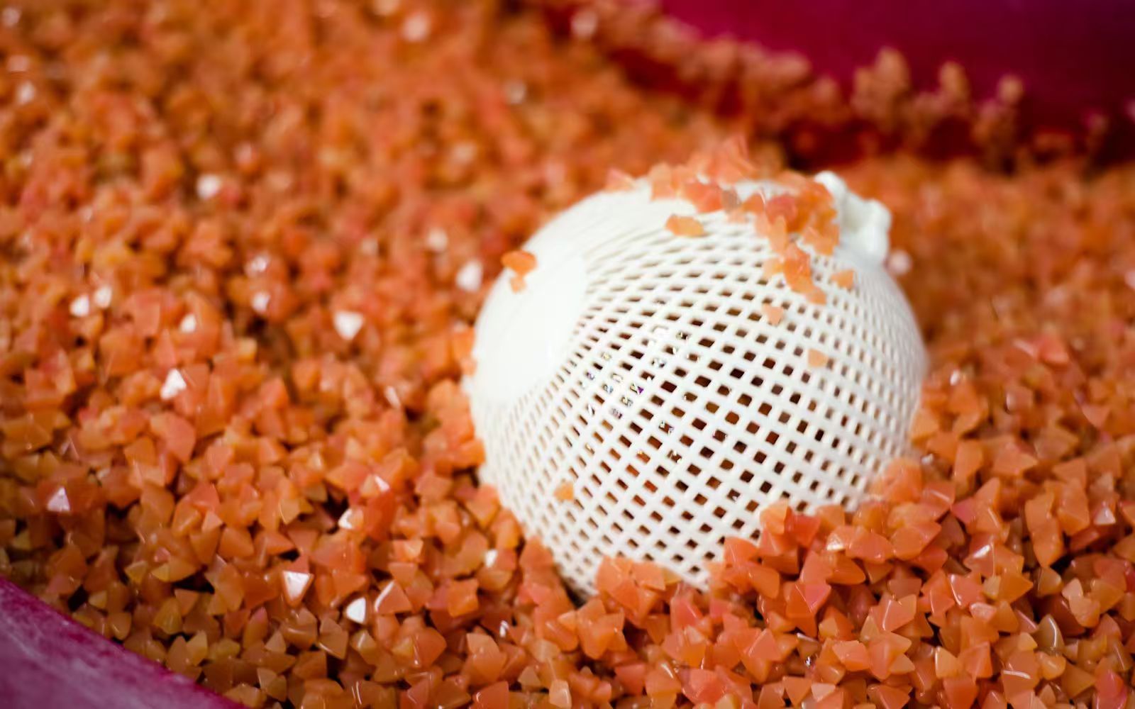 So verbessern Sie die Ästhetik von Teilen. Informieren Sie sich über die verschiedenen Oberflächenveredelungen und Materialien, die für ästhetisch ansprechende kundenspezifische Teile sorgen.